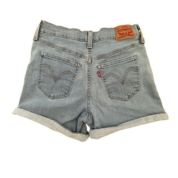 Levi’s ~ Women’s light wash denim shorts ~ mid length ~ size 28 ~ 5 pocket - Picture 2 of 9